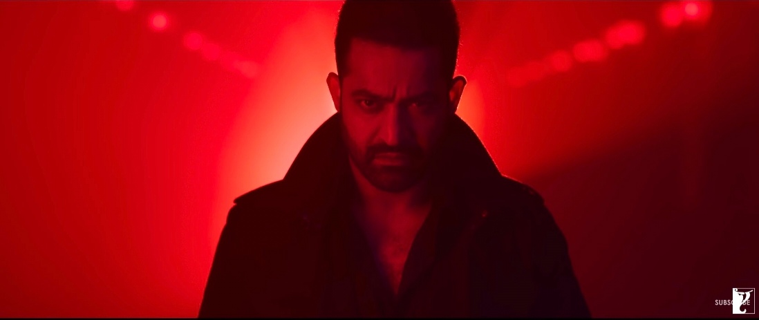 VeenaVibes's tweet image. What the looks 💥🔥

Who​is more hot &amp;amp; dashing?

Like - Hrithik Roshan ❤️
Rt - Jr NTR 🔄

​#War2Trailer​ #War2 #WAR2TrailerEuphoria #JrNTR #HrithikRoshan𓃵 #KiaraAdvani