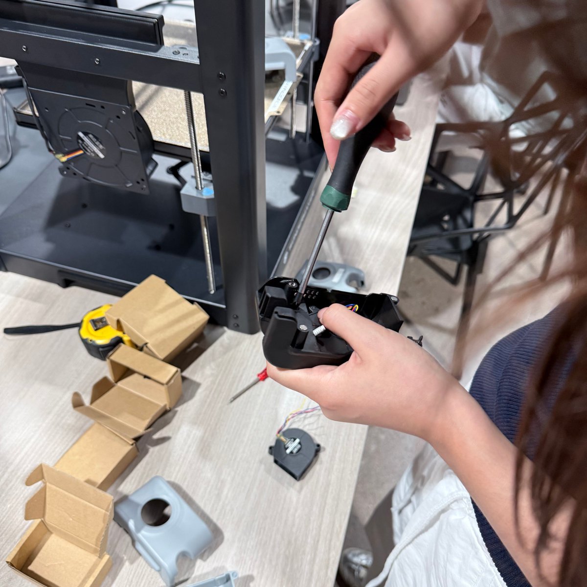 WonderMaker_Zoe's tweet photo. Tested the printhead housing today — no manual, just intuition.
A few screws, smooth removal, intuitive bay design.
Usability means more than working well — it means feeling simple.
#WonderMaker #ZR #ZRUltra #3DPrint #Zlog https://t.co/VxHulEyXGn