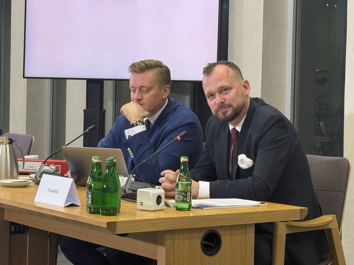 WZembaczynski's tweet image. "Człowiek Macierewicza" M. Utracki w asyście swojego specyficznego pełnomocnika zeznaje ws afery #Pegasus i można to opisać tak: nie wiem, nie widziałem, a jak byłem to spałem...