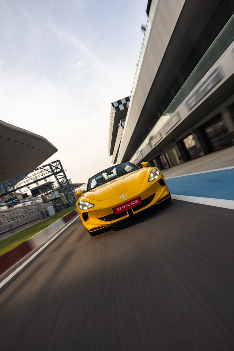 MotorBeam's tweet image. JSW MG Motor India has launched the Cyberster in India, available through its premium MG SELECT channel.
Key highlights:
– Introductory price of ₹72.49 lakh for pre-reserved bookings
– ₹74.99 lakh for new bookings post-launch
– Dual-motor AWD setup producing 510 PS and 725 Nm…