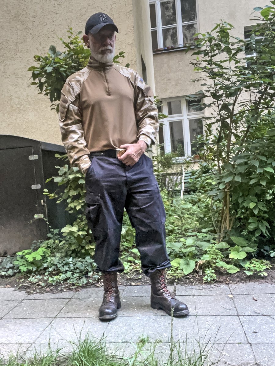 bei den Temperaturen gerne auch mal ohne Leder #blf #slfc #gaypride #christopherstreetday #paradagay #orgullogay #fetish #toleranz #freiheit #gleichberechtigung #Akzeptanz #daddy #cigarman