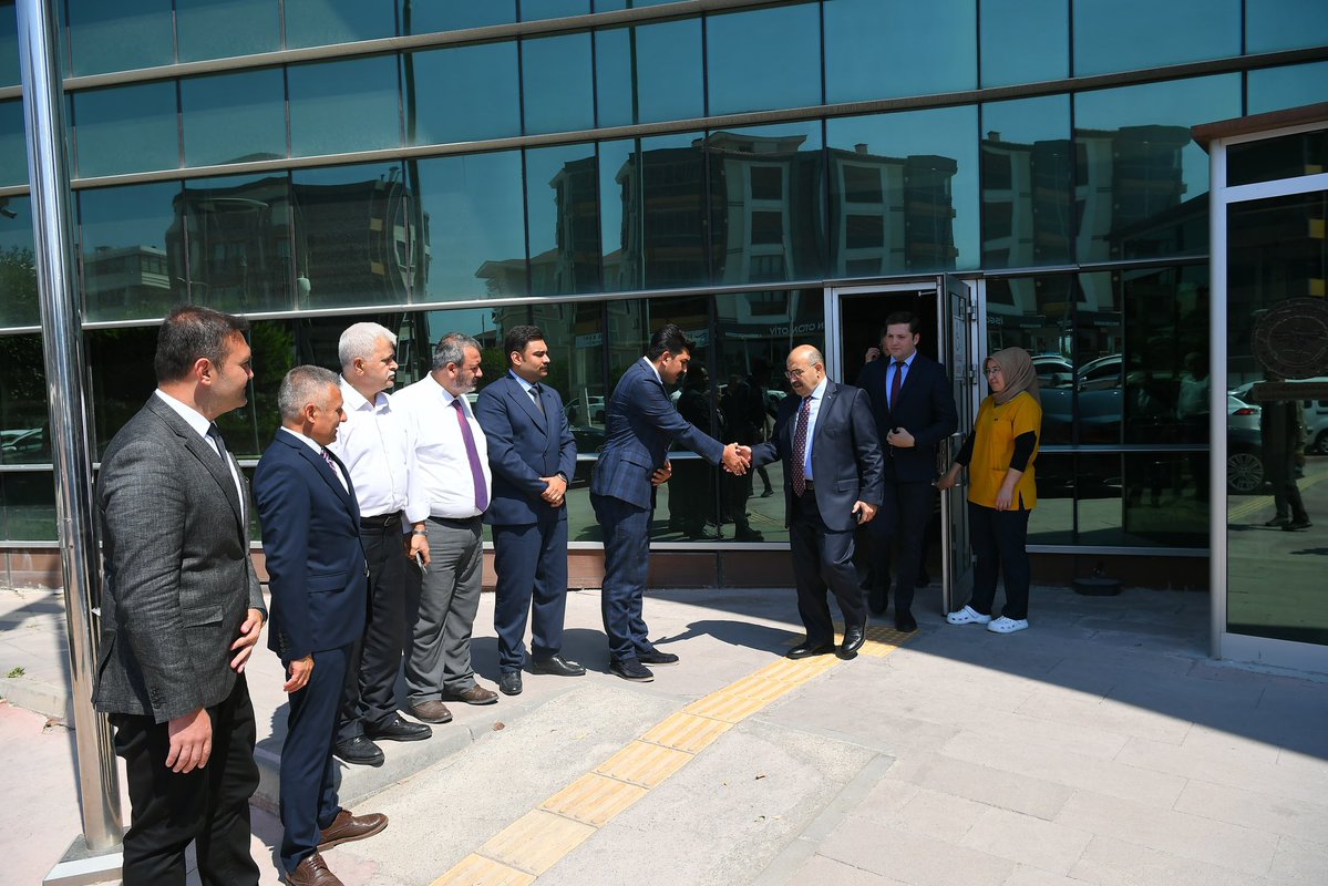 TC_Balikesir's tweet image. Vali İsmail Ustaoğlu, İl Sağlık Müdürlüğünü ziyaret ederek, göreve yeni başlayan İl Sağlık Müdürü Dr. Miraç Çavdar’dan yürütülen çalışmalar hakkında bilgi aldı.