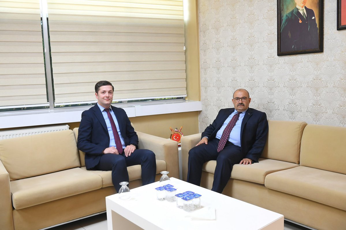 TC_Balikesir's tweet image. Vali İsmail Ustaoğlu, İl Sağlık Müdürlüğünü ziyaret ederek, göreve yeni başlayan İl Sağlık Müdürü Dr. Miraç Çavdar’dan yürütülen çalışmalar hakkında bilgi aldı.