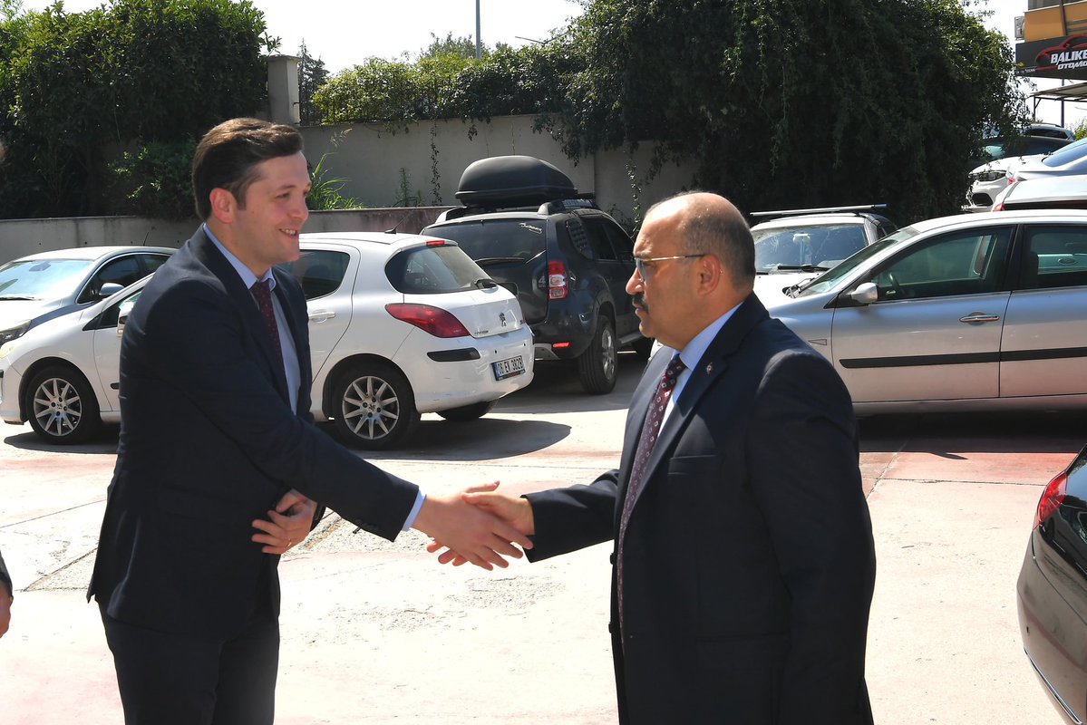 TC_Balikesir's tweet image. Vali İsmail Ustaoğlu, İl Sağlık Müdürlüğünü ziyaret ederek, göreve yeni başlayan İl Sağlık Müdürü Dr. Miraç Çavdar’dan yürütülen çalışmalar hakkında bilgi aldı.