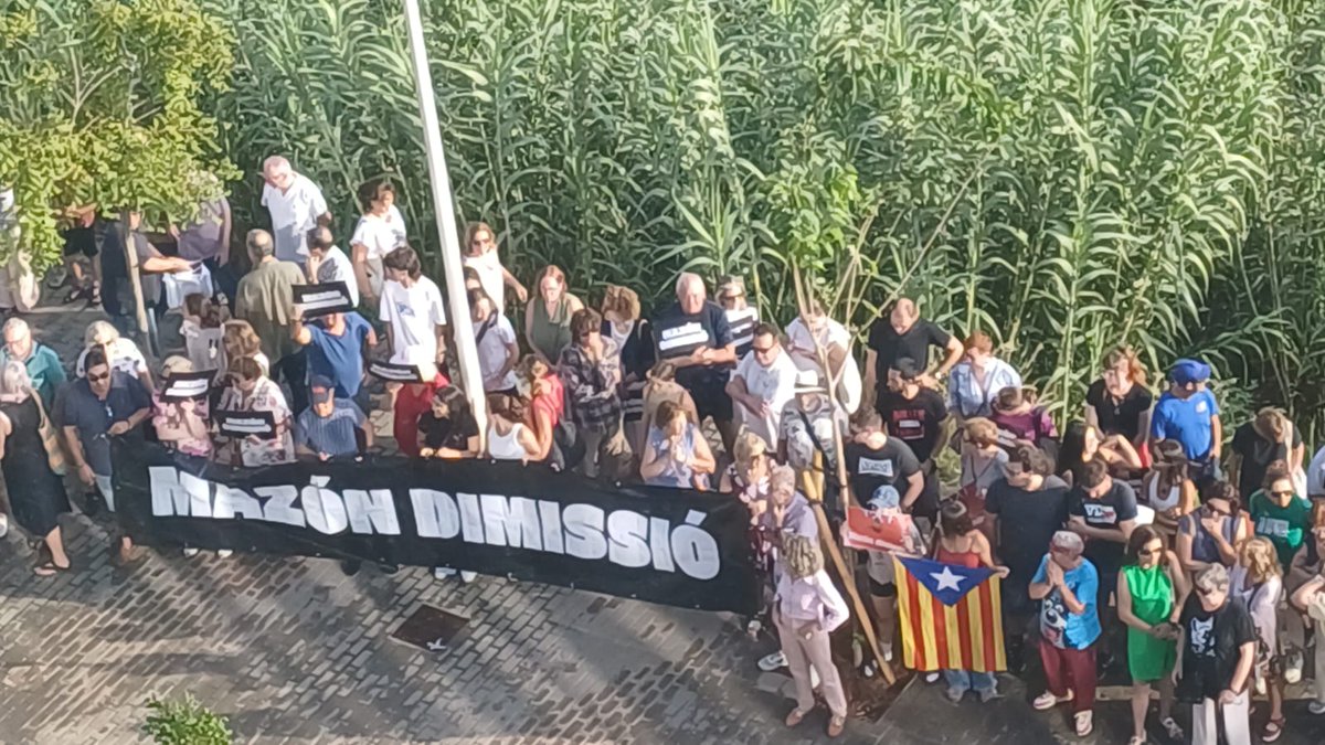 JoventSafor's tweet image. Per suposat, hui hem sigut per dir-li al covard de Mazón: EL PRESIDENT A PICASSENT! 📣
Encara que el indigne president al final no ha aparegut, li hem deixat ben clar al PP local el que opinem del seu capo.
Orgull de comarca, orgull de poble.