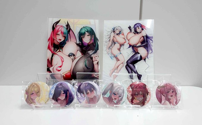 アクリスパネルは全4種です♡♡♡
缶バッヂは全6種で、担当編集お気に入りです♡♡
残るはおっきいあの2つが……。
(2) 