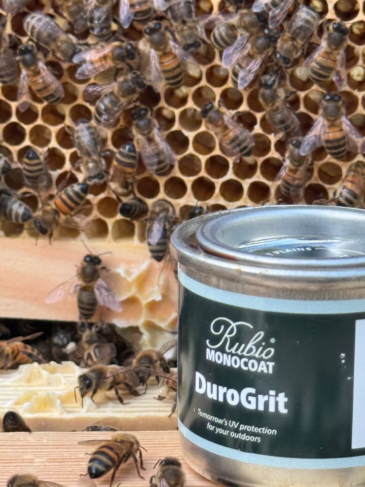 Bee different with DuroGrit 🐝

Environmentally friendly exterior wood oil, applied in just ONE later!

Pictures from Brandon Ross 💚