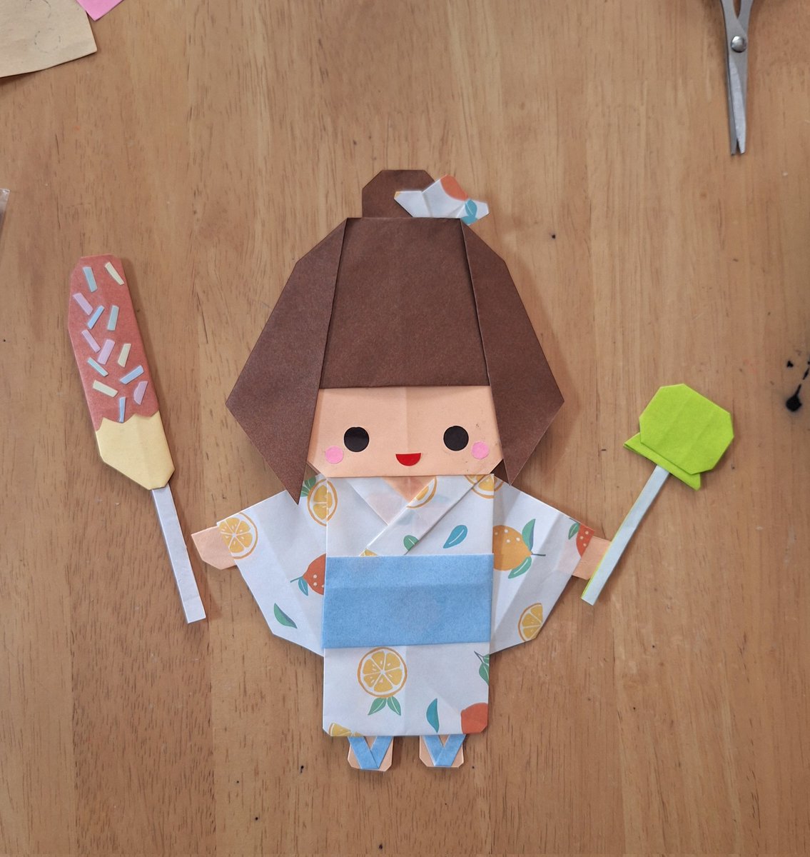 mozz_mugi's tweet image. ケイとユリを折り紙で作りたいけど、どうしたらええか分からん
と、作成を断念している俺の隣で、妻が浴衣を着た女の子を作っている。
鬼滅の刃のキャラも作ってるし「ダーティペア作れんのか」と聞くと、「あんなん出来んよ。無理じゃけ」と言われる。
本当は出来るんじゃないのか?