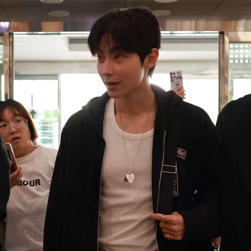 roarforhiy's tweet photo. bye he's giving caleb vibes today with that outfit 😭🔥 https://t.co/aPWNhpnOXD