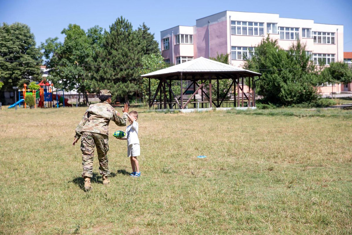 NATO_KFOR's tweet image. Public Affairs Soldiers of #KFOR’s Regional Command-East (RC-E) visited children at a school in Gjilan/Gnjilane as part of a community outreach event.

#UNITASOMNIAVINCIT
#StrongerTogether