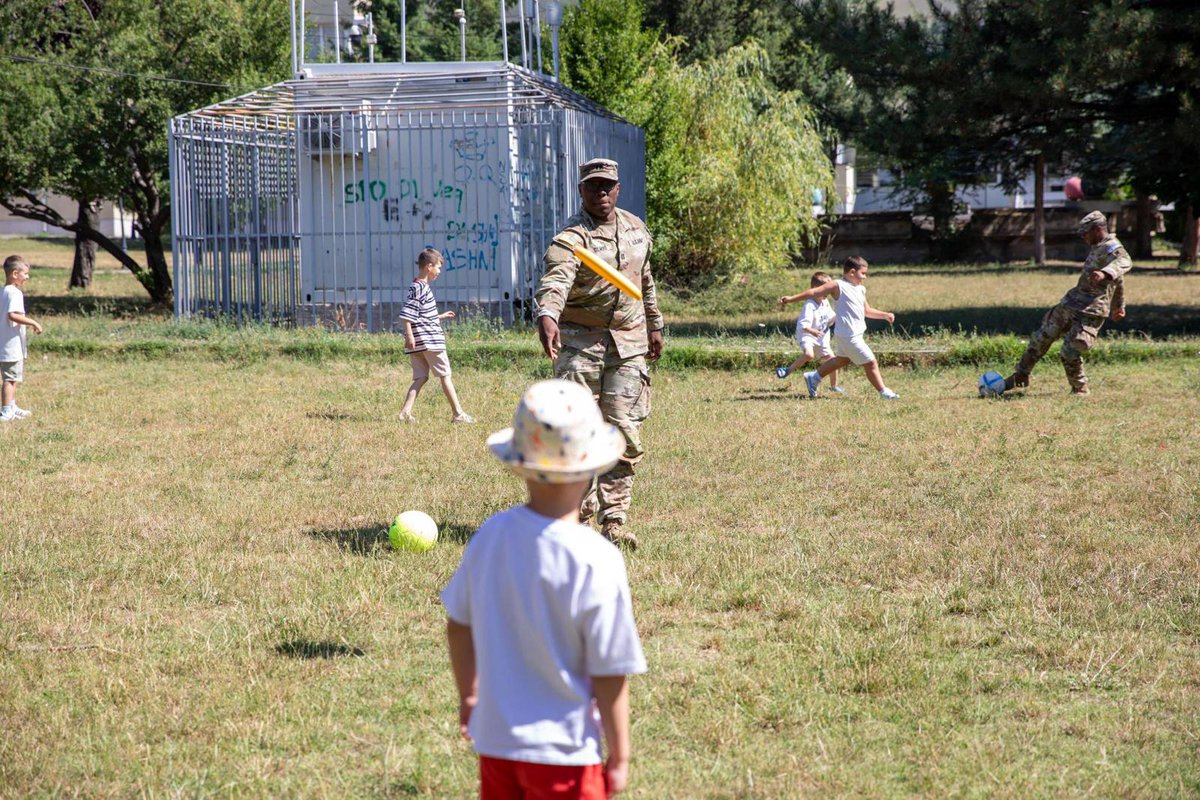 NATO_KFOR's tweet image. Public Affairs Soldiers of #KFOR’s Regional Command-East (RC-E) visited children at a school in Gjilan/Gnjilane as part of a community outreach event.

#UNITASOMNIAVINCIT
#StrongerTogether
