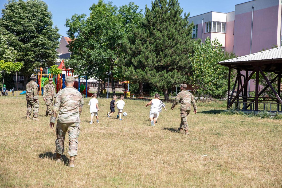NATO_KFOR's tweet image. Public Affairs Soldiers of #KFOR’s Regional Command-East (RC-E) visited children at a school in Gjilan/Gnjilane as part of a community outreach event.

#UNITASOMNIAVINCIT
#StrongerTogether