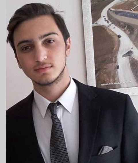 5 orman işçisi ve 5 AKUT gönüllüsü doğayı korumak, kurtarmak için Eskişehir’deki orman yangınının içine daldı.

Fotoğraftaki 24 yaşındaki Bayram Eren Aslan ile
Sercan Utmi, Hilmi Şahin, Eyüp Dereli, Tolunay Kocaman, Enes Kızılyel, Muharrem Can, İlker Onarcı, Tekin Enes Sarıyıldız