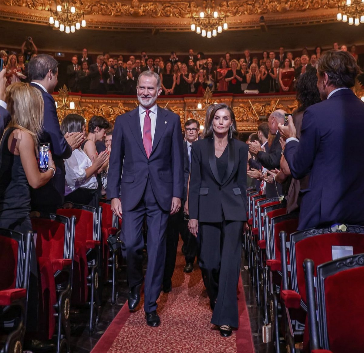 Josemn1_'s tweet image. Finalizan los Premios Princesa de Girona, un recorrido en el que Felipe VI y doña Letizia se han convertido en los grandes protagonistas de Cataluña, apareciendo —junto a la princesa Leonor y la infanta Sofía— envueltos en un negro profundo que remite al histórico ceremonial de…