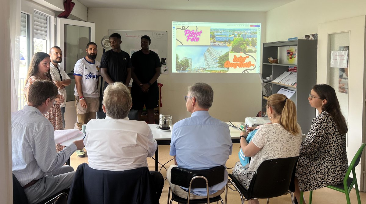 Prefet53's tweet image. [18/07] #ParticipationCitoyenne Ronan Léaustic, secrétaire général de la préfecture de la #Mayenne a assisté à la présentation de 2⃣ projets porteurs de lien social et d’engagement par des jeunes des #quartiersprioritaires de #Laval, en présence de @Laval_la_ville :
👉 Une fête…