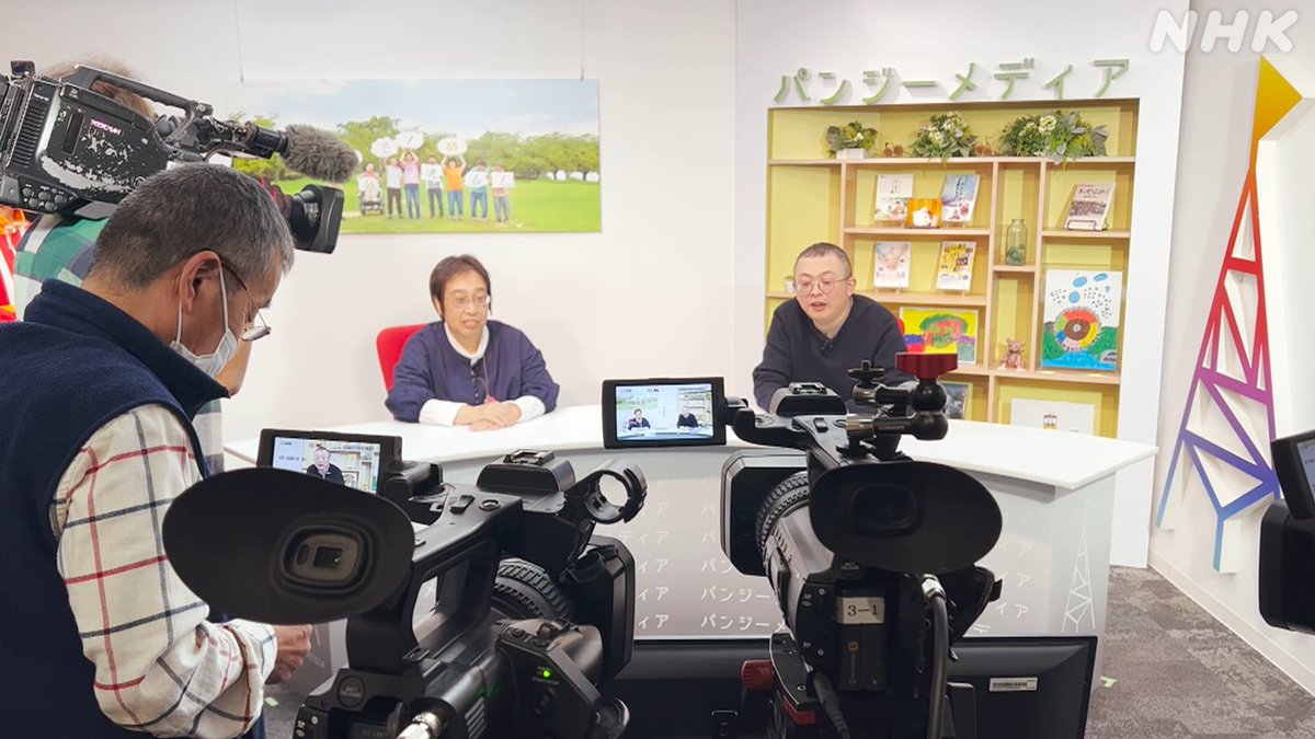 nhk_heart's tweet image. 知的障害のある人が
自ら番組制作をする
ネット配信メディアに密着!
当事者に知ってほしい情報をわかりやすく表現し
図書館や特別支援学校で大人気の本「LLブック」
編集者の思いにも迫りました。
↓テキストで読む(2023年放送)
nhk.jp/p/heart-net/ts…
#フクチッチ は ハートネット TV で放送中
