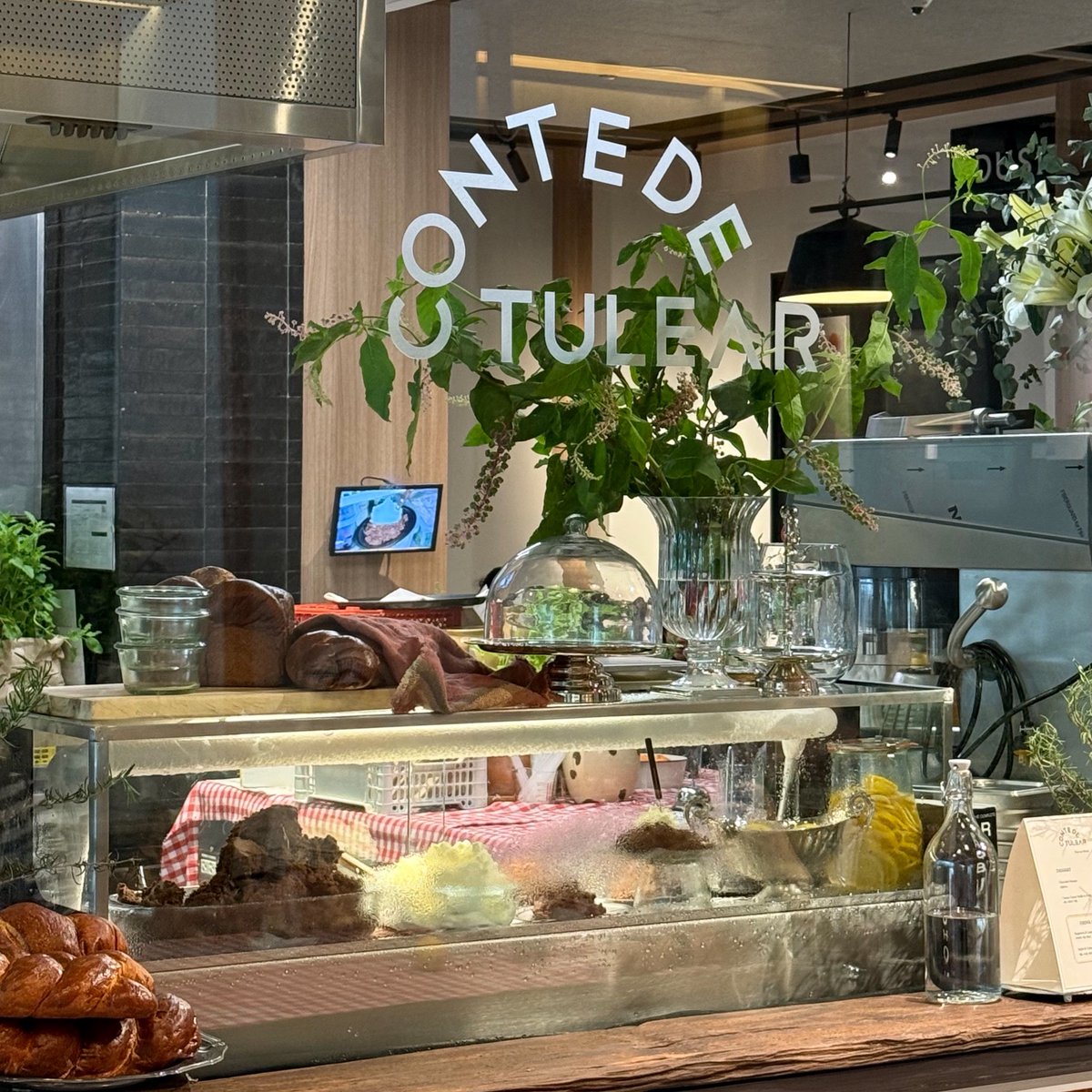 sc_asset's tweet photo. #SCHOPPER พาชมคาเฟ่เกาหลี ชิคสุดใจ 2 วันสุดท้าย
กับร้าน Conte de tulear พร้อมเมนูไฮไลต์ อย่างช็อกโกแลตมูสรสเข้ม
ที่กำลังจะปิด pop-up cafe ในวันที่ 27 ก.ค. นี้ก่อนจะมาเปิดตัวอย่างเป็นทางการกับ Flagship Store ที่สยามพารากอน ในช่วง ต.ค.นี้
สถานที่ : The Food School Bangkok โครงการ Block 28 ซอยจุฬา 9
#SCASSET #SamyanNeighborhood