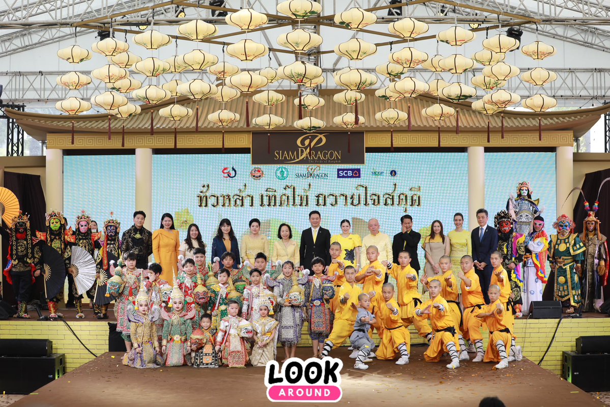 LookAround_TH's tweet image. สยามพารากอน ดึง “ดร.พลัง” ผู้รับบท “รุ่ยเจี๋ย” ในซีรี่ส์ดัง โชว์น้ำเสียงสุดอลังการ
ในงาน “ทั่วหล้า เทิดไท้ ถวายใจสดุดี”
ตื่นตา “กังฟูเส้าหลิน” และ “นาฏศิลป์ไทย” วันนี้ถึง 28 ก.ค.2568 ณ พาร์ค พารากอน
#LongLiveTheKing #SiamParagon #ทั่วหล้าเทิดไท้ถวายใจสดุดี #กังฟูเส้าหลิน