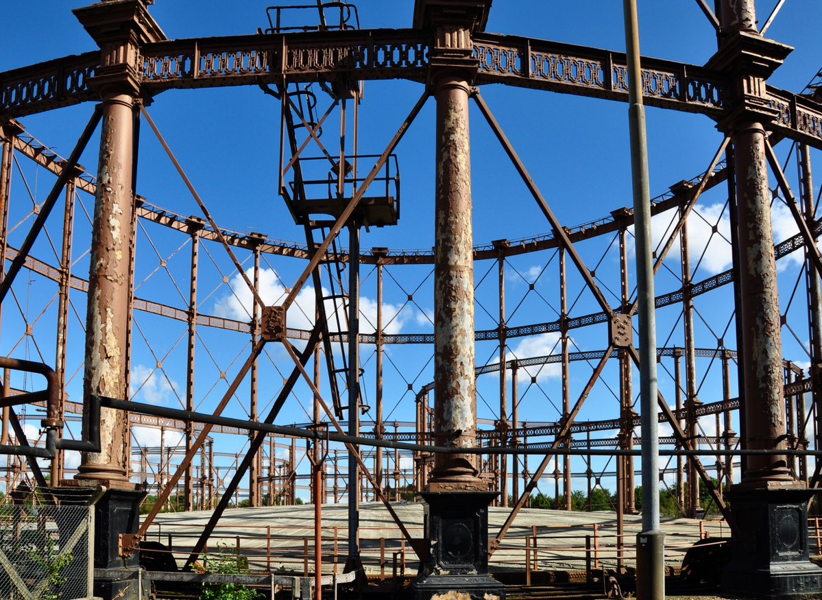 jon_cooper75's tweet image. Bromley-by-Bow E3, gas holders… and the little monument…
