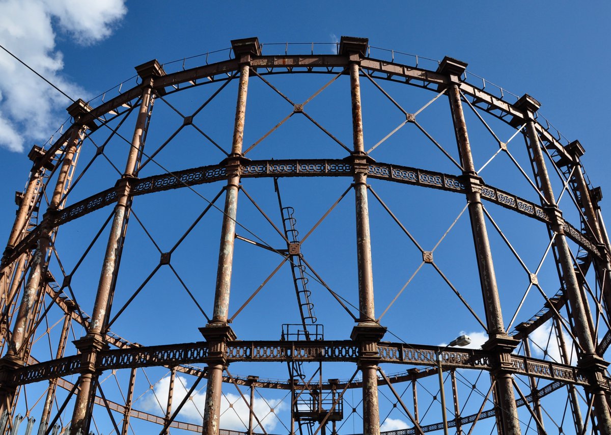 jon_cooper75's tweet image. Bromley-by-Bow E3, gas holders… and the little monument…