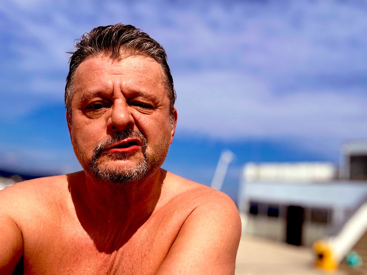 Während andere planieren, gehen wir hier ja gern saunieren. Die Arbeit tut uns nicht so reizen, sie sollen uns den Pool beheizen. - Strandgedicht