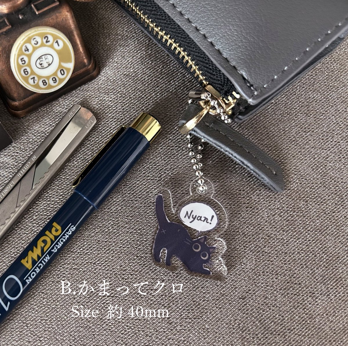 unini108's tweet image. アイテム紹介 [ クロのキーホルダー ］
かまってくれるまで机から絶対に退かないクロのアクリルキーホルダーです🐈‍⬛
771marche.base.shop 
宇宙クロは宣伝前に完売しました🙇🏻
かまってクロもあと数匹…！