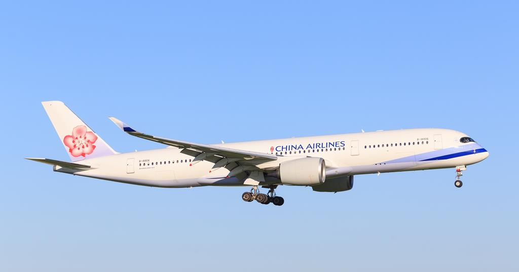 FlightGlobal's tweet image. Phoenix gets first Asian operator with new China Airlines service bit.ly/3J0ye5w