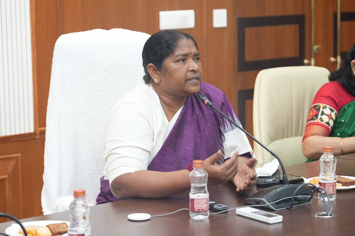 seethakkaMLA's tweet photo. తెలంగాణ అంగన్వాడీలు—దేశానికి ఆదర్శంగా నిలవాలి   

డాక్టర్ బీఆర్ అంబేద్కర్ సచివాలయంలో మహిళా, శిశు సంక్షేమ శాఖపై సమీక్ష సమావేశం నిర్వహించాము.

అంగన్వాడీ సేవలను మెరుగుపరచడం, పోషకాహార లోప నివారణ కోసం 100 రోజుల యాక్షన్ ప్లాన్‌పై చర్చించాము. 

ముఖ్యమంత్రి రేవంత్ రెడ్డి గారి ఆలోచనలకు అనుగుణంగా అంగన్వాడీ కేంద్రాలను దేశానికి రోల్ మోడల్‌గా తీర్చిదిద్దేందుకు అందరూ కృషి చేయాలని సూచించాను

వర్షాకాలంలో భవనాల సమస్యలను తక్షణం పరిష్కరించి, పిల్లల భద్రత, శుభ్రతపై ప్రత్యేక దృష్టి సారించాలని ఆదేశించాను

 జిల్లా అధికారులు అంగన్వాడీ కేంద్రాలను తప్పనిసరిగా సందర్శించి, హాజరు శాతాన్ని పెంచాలని, నవంబర్ 19, ఇందిరా గాంధీ జయంతి నాటికి 1000 కొత్త అంగన్వాడీ భవనాల ప్రారంభానికి నిర్మాణాలు పూర్తి చేయాలని దిశానిర్దేశం చేశాను