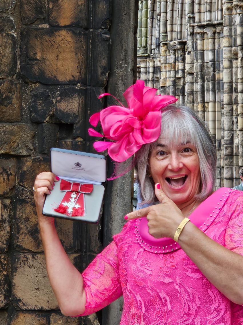 midgov's tweet image. AU REVOIR & CONGRATULATIONS to Vivian Wallace! 🌟 Ageing Well Coordinator Vivian received her MBE at the Royal Garden Party on 1 July, Ageing Well turns 25, & Vivian retires on 1 Sept after decades of service. Thank you, Vivian! 🎉 ow.ly/rVxV50WuKw5
#MidlothianAgeingWell