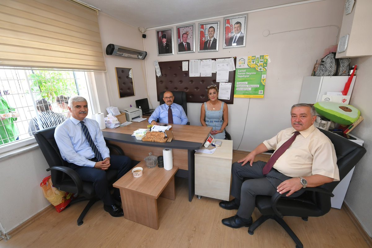 TC_Balikesir's tweet image. Vali İsmail Ustaoğlu, Karesi İlçesi Ege Mahalle Muhtarlığı tarafından düzenlenen aşure hayrına katılarak vatandaşlar ile bir araya geldi.