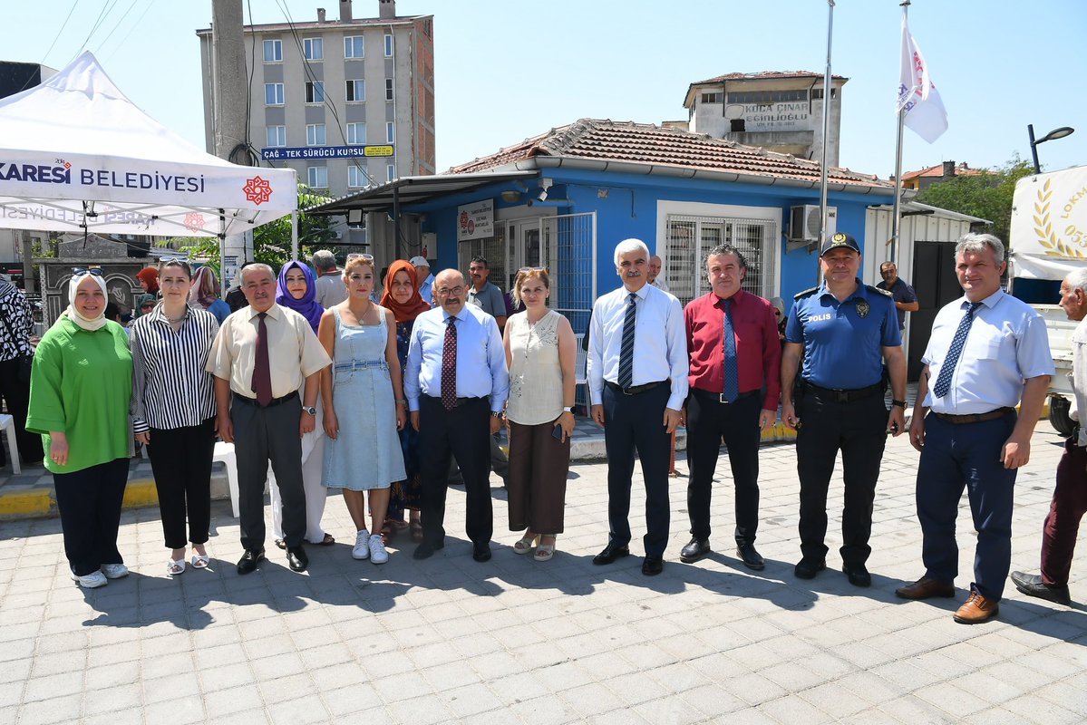 TC_Balikesir's tweet image. Vali İsmail Ustaoğlu, Karesi İlçesi Ege Mahalle Muhtarlığı tarafından düzenlenen aşure hayrına katılarak vatandaşlar ile bir araya geldi.