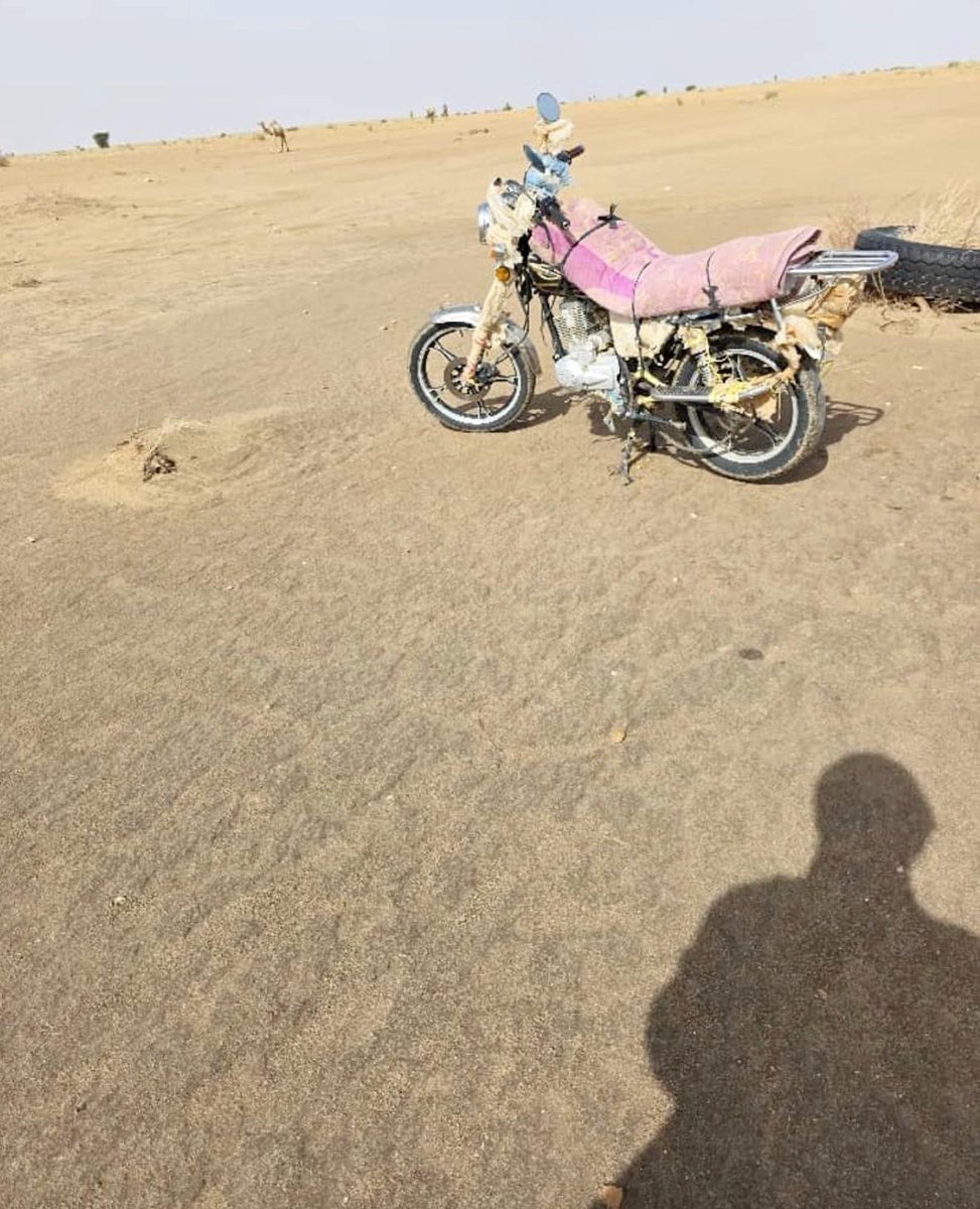 Permafr95699535's tweet image. Yesterday near #Anefis Mali, a #FAMa patrol encountered a booby trapped motorcycle, likely prepared by the #FLA's Alla Ag Albashir unit. There are casualties.
Booby trapping wrecks and vehicles is not a new thing, #Wagner had the habit of "droning" wrecks before driving by.