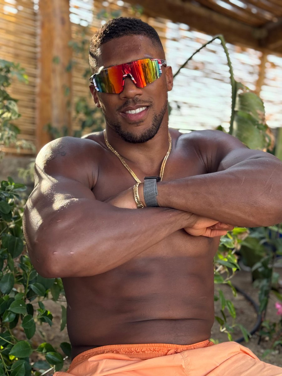 anthonyjoshua's tweet image. To my guy on the beach offering me sunglasses 25/8
Persistence pays 🤣😎