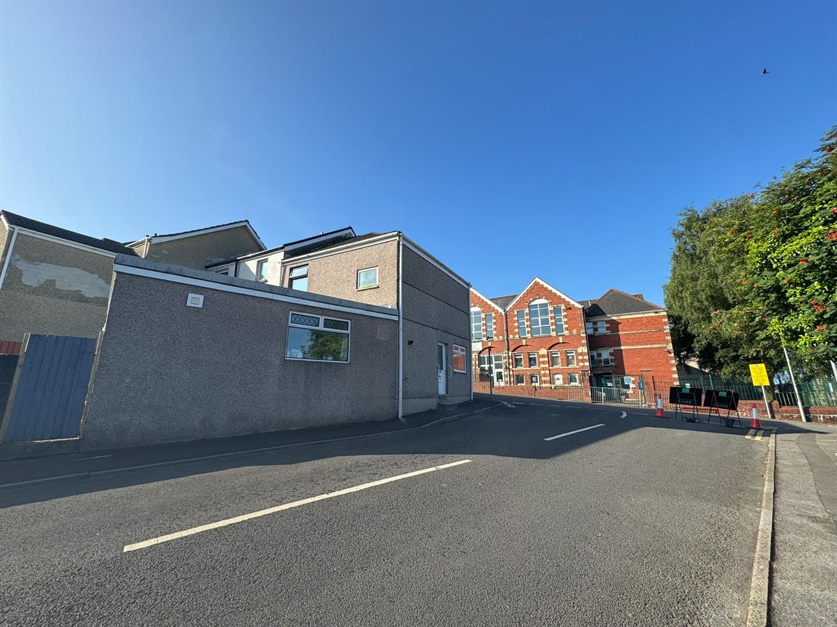 New to market - 3 Bed Terraced House, Herbert Road, Neath, £900pcm. View details: smart-lettings.co.uk/propertydet.as…