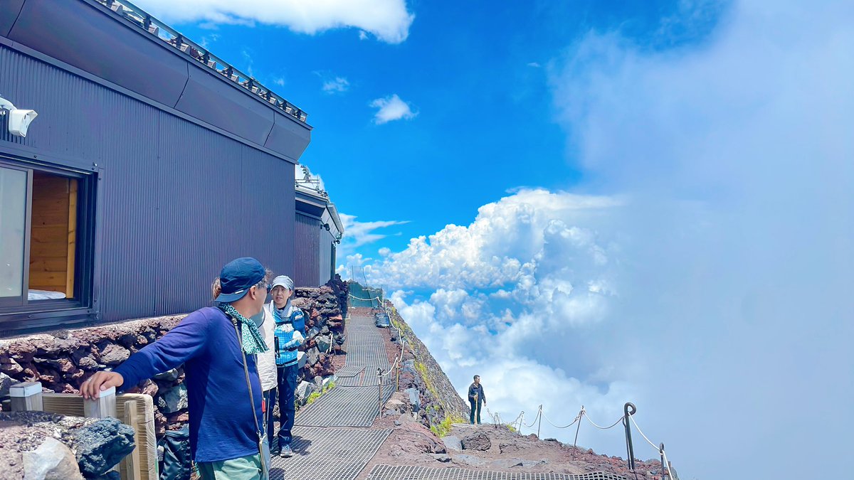 kcpokerly's tweet photo. 富士登山してきました！🗻💥
登山経験も無く運動も普段全然できていないのでほんとにボロボロになりながら頂上までなんとか登りました😭
景色が本当に凄くて圧巻でした！人生経験として素晴らしいものになりましたが、もう富士登山は懲り懲りです😵😱 https://t.co/ZcKVkCU9Dr
