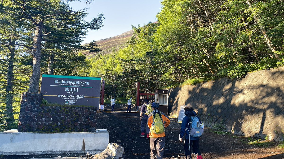 kcpokerly's tweet photo. 富士登山してきました！🗻💥
登山経験も無く運動も普段全然できていないのでほんとにボロボロになりながら頂上までなんとか登りました😭
景色が本当に凄くて圧巻でした！人生経験として素晴らしいものになりましたが、もう富士登山は懲り懲りです😵😱 https://t.co/ZcKVkCU9Dr