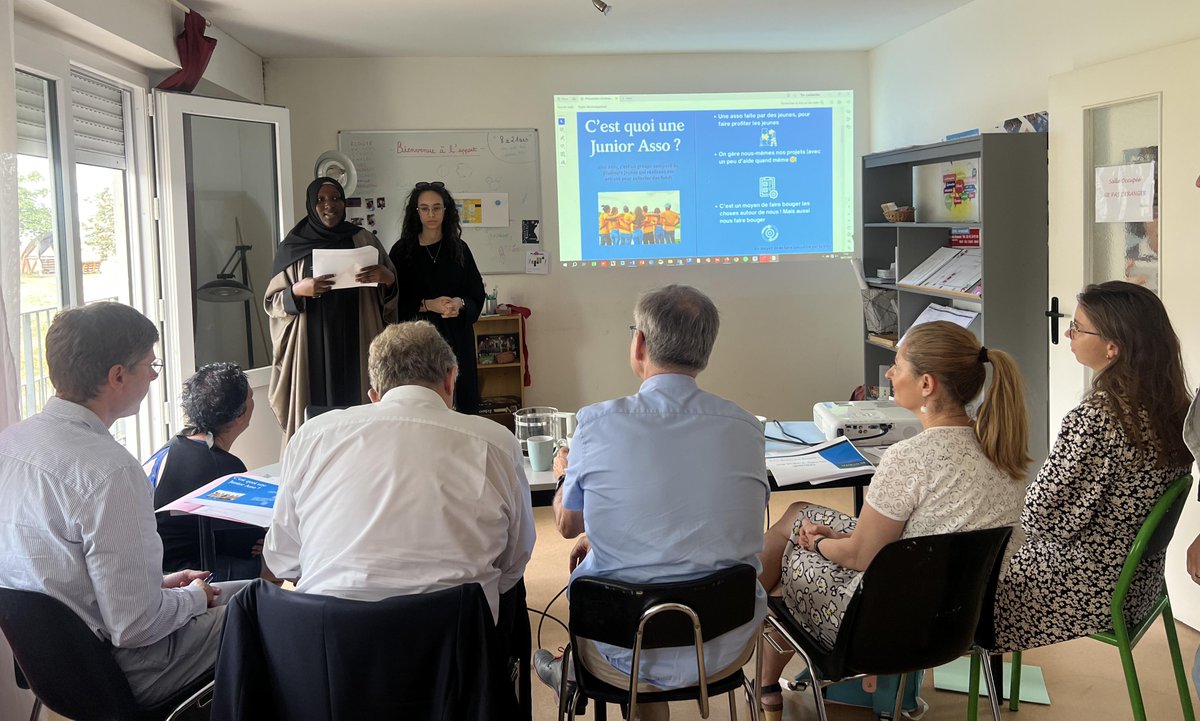 Prefet53's tweet image. [18/07] #ParticipationCitoyenne Ronan Léaustic, secrétaire général de la préfecture de la #Mayenne a assisté à la présentation de 2⃣ projets porteurs de lien social et d’engagement par des jeunes des #quartiersprioritaires de #Laval, en présence de @Laval_la_ville :
👉 Une fête…