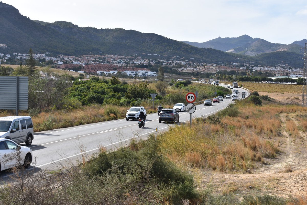 Rocío Díaz Jiménez (@rocio_diazj) on Twitter photo Desde el Gobierno de <a href="/JuanMa_Moreno/">Juanma Moreno</a> seguimos cumpliendo con #Málaga.
Licitamos por más de 10 millones de euros el desdoble de la carretera de acceso a #Alhaurín de la Torre con nuevos carriles BUS-VAO.
¡Seguimos!
#FEDER #Málaga Desde el Gobierno de <a href="/JuanMa_Moreno/">Juanma Moreno</a> seguimos cumpliendo con #Málaga.
Licitamos por más de 10 millones de euros el desdoble de la carretera de acceso a #Alhaurín de la Torre con nuevos carriles BUS-VAO.
¡Seguimos!
#FEDER #Málaga