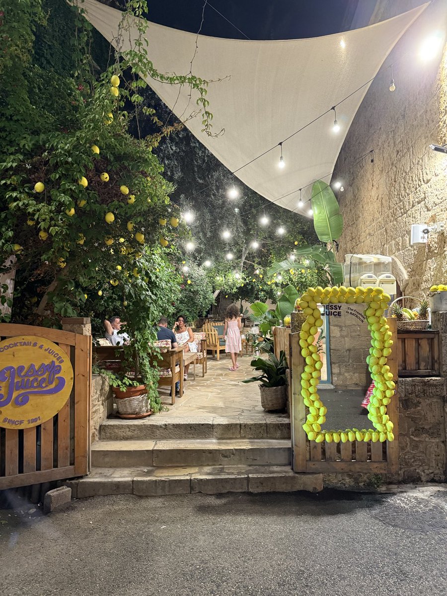 يسعد أوقاتكم من #البترون 🇱🇧❤️
على فكره اطيب ليموناده بتشربها في لبنان 🍋