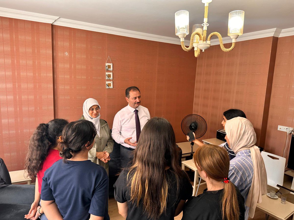 📍Tokat | Çocuk Evleri

Devletimizin şefkat eliyle koruma altına alınan evlatlarımızı Tokat Çocuk Evleri’nde ziyaret ettik.

Bu vatanın hiçbir evladı sahipsiz değildir. Her bir çocuğumuzun huzurlu, güvenli ve sevgi dolu bir ortamda büyümesi için gece gündüz çalışmaya devam