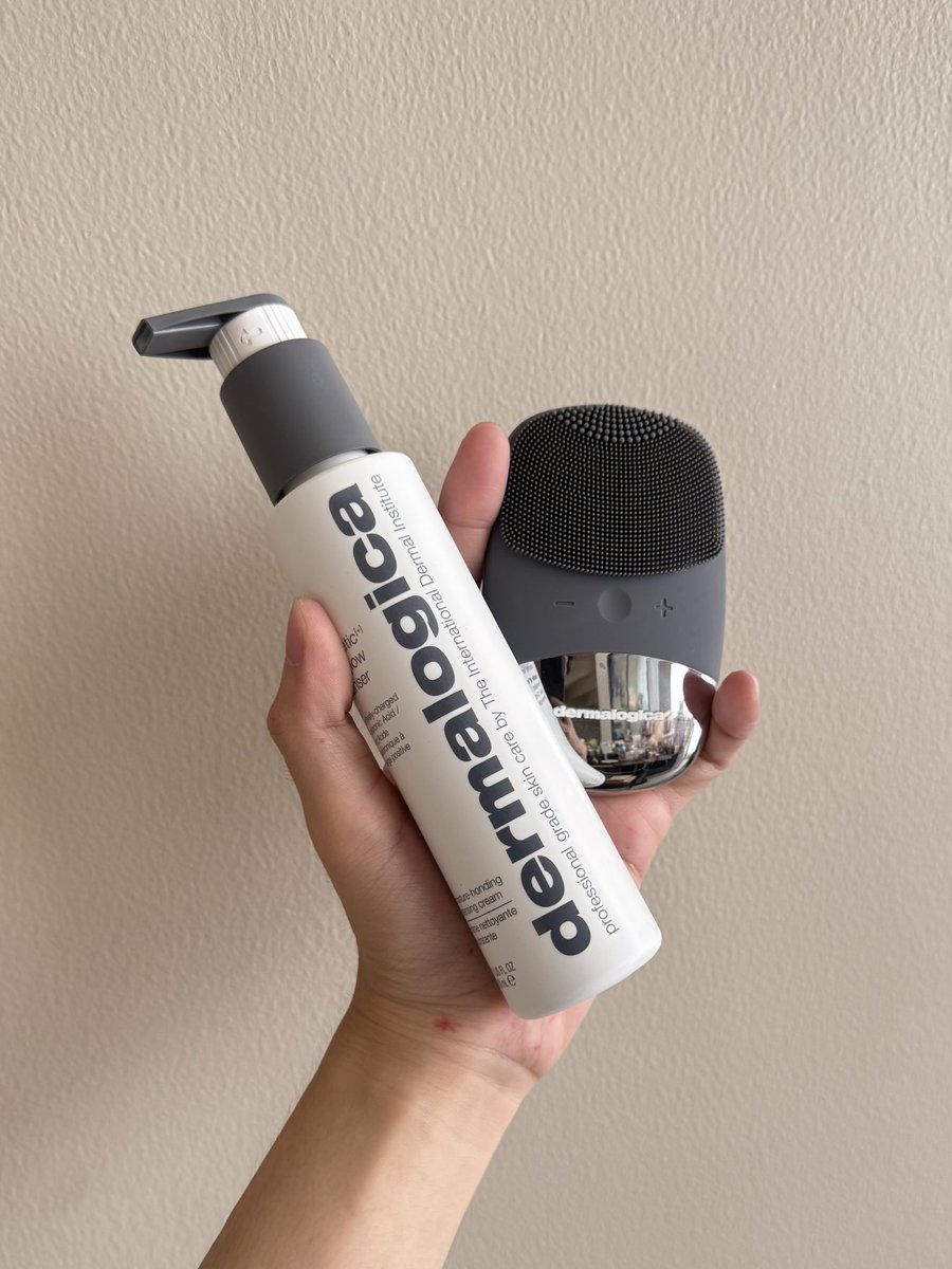 AerthH's tweet image. Cleansing Cream Dermalogica
ใช้ล้าง Make Up หรือเป็น Single Cleanser ได้เลย
ตัวทำความสะอาด ใช้ Murumuru Seed Butter & Oat Amino Acid
ล้างสะอาด หลังล้างหน้านุ่มมาก
ใช้ Hya ที่มีประจุบวก จับกับผิวที่มีประจุลบ > เกาะผิว เติมความชุ่มชื้นได้ดีขึ้น
เค้ามีเครื่องล้างหน้ามาด้วย…