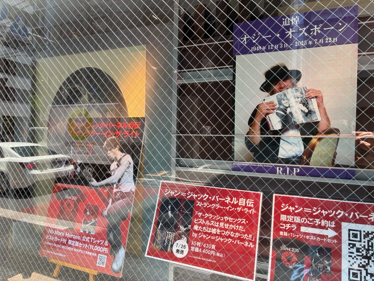 avandamjp's tweet photo. ジャン=ジャック・バーネル自伝「ストラングラー・イン・ザ・ライト」がいよいよ発売となります。12章420ページ超におよぶボリュームと驚きのエピソードの数々。日本版この週末にじっくり読ませて頂こうと思っております。
シンコーミュージックさん本社のショーウインドにも、気合いの入ったディスプレイがされていますね。オジー・オズボーンの追悼パネルと並んでいました。

書籍の概要はこちら
　↓  ↓
https://t.co/OJ4WAoXxG7