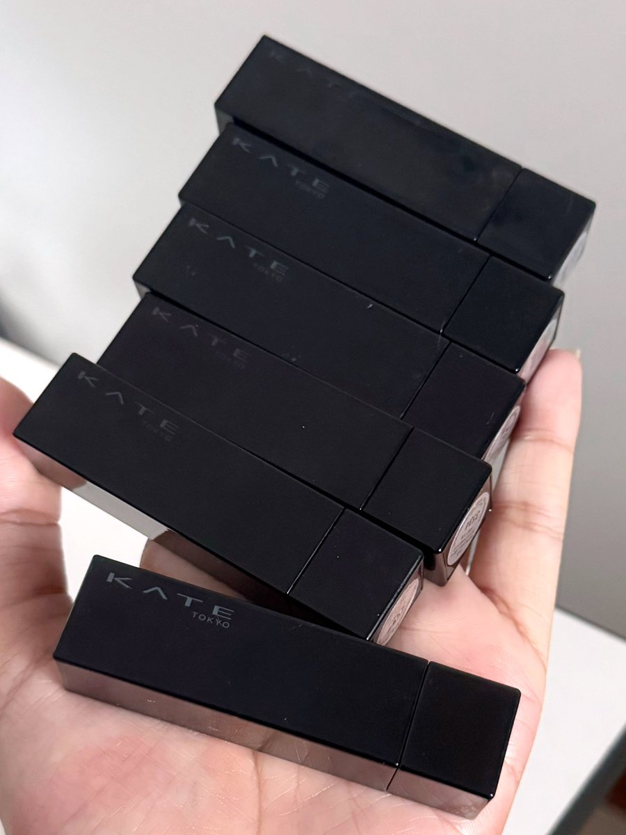reviewchoey's tweet photo. Kate lip monster สวยฉ่ำ แล้วทนมากก มาสวอชสีที่มีให้ค่ะ ทั้งสีเก่า สีใหม่ สีลิมิเตด ครบๆทุกโทน 

-โทนแดง / ชมพูแดง  : 02, 07, 15, 17, EX-5
-โทนนู๊ด/น้ำตาล : 03, 05, EX-3 https://t.co/D64nMYjvxp