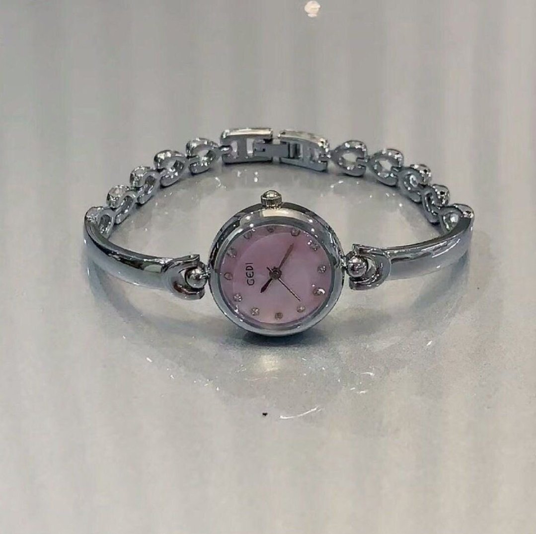 If you have small wrists you can try this beautiful watch, this watch gonna makes your hands look cuter and elegant 🥰❤

_ a thread