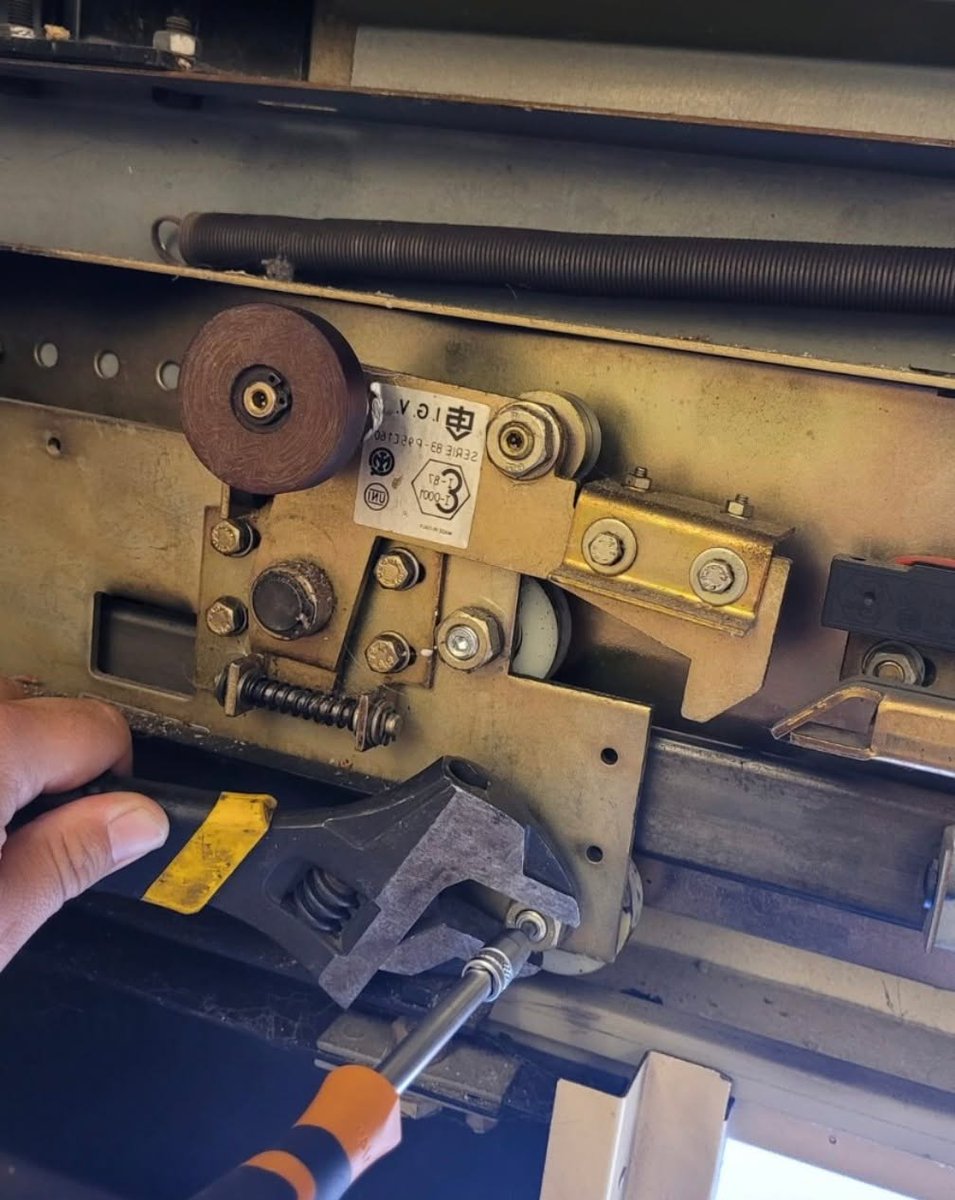 Sometimes it only needs a quick adjustment to the door rollers, and this lift's good to go! 👌
#LiftMaintenance #UKLiftServicing #EssexLiftMaintenance #LondonLiftServices #LiftDoors #Elevators