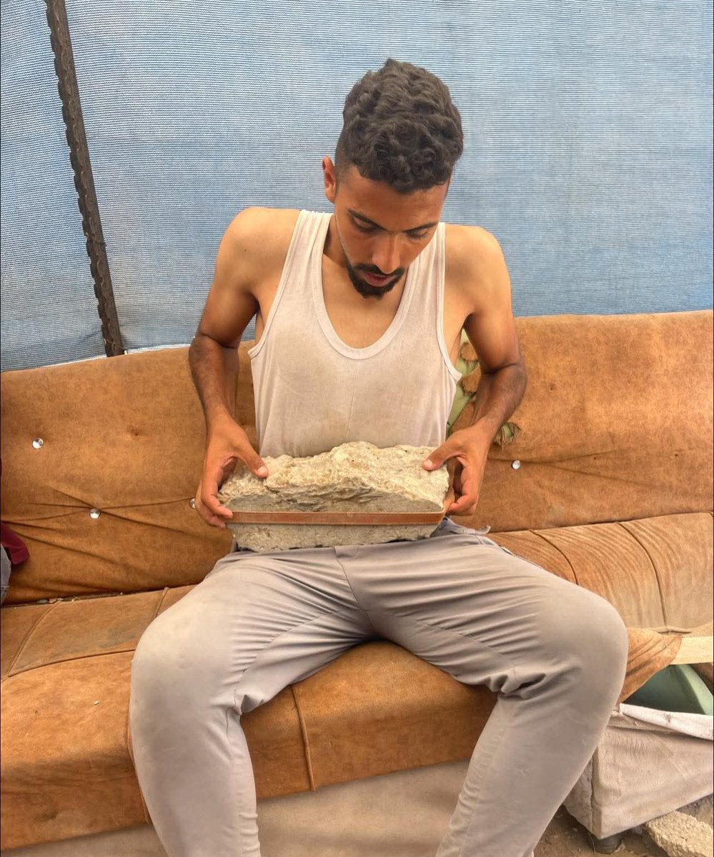 husayn_08's tweet image. فلسطینی صحافی أبو إلياس لکھتے ہیں: 
میں اس بدصورت تصویر کے لیے معذرت خواہ ہوں لیکن میرا جسم ہڈیوں کا ڈھانچہ بنتا جا رہا ہے،کیونکہ کھانے کو کچھ نہیں، بھوک ہر لمحہ نگل رہی ہے میں تم سے بھوک کی فریاد نہیں کر رہا بلکہ صرف اس لیے دکھا رہا ہوں، تاکہ روزِ قیامت تم سب پر حجت تمام ہو جائے