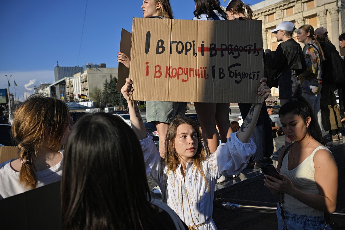 O DEMOKRACII ROZHODUJÍ MLADÍ
Demokracie začíná tam, kde si mladí lidé nenechají s*át na hlavu.

Kde jsou ochotni vyjít do ulic pokud vláda ničí jejich sny. Ochota demonstrovat, stavět barikády, nechat se zmlátit policí bude-li to třeba - to je věc, která hýbe dějinami. Známe to z