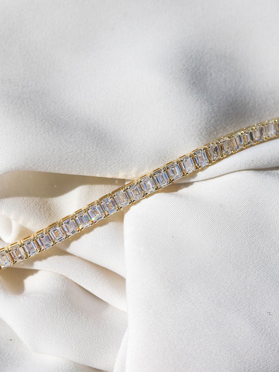 Beaudell's tweet photo. How much do you love a diamond tennis bracelet? Comment below!
We are huge fans. They are so timeless &amp; they sure do make you feel like a million bucks. 📷
#diamondbracelet #engagedsa #anniversary #heirloomjewelry #southafrica #pretoriajewellery https://t.co/ZQJPmZTcYZ
