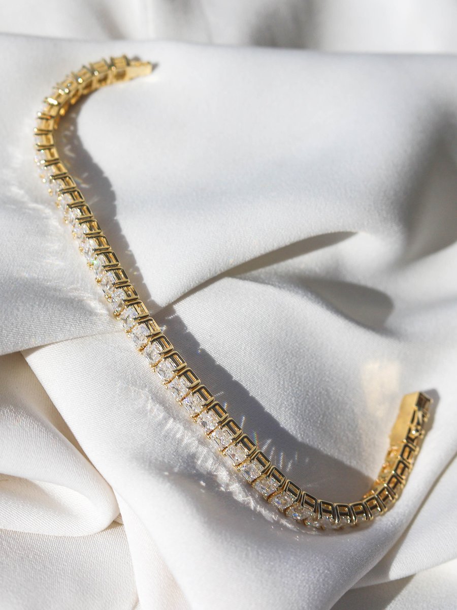 Beaudell's tweet photo. How much do you love a diamond tennis bracelet? Comment below!
We are huge fans. They are so timeless &amp; they sure do make you feel like a million bucks. 📷
#diamondbracelet #engagedsa #anniversary #heirloomjewelry #southafrica #pretoriajewellery https://t.co/ZQJPmZTcYZ