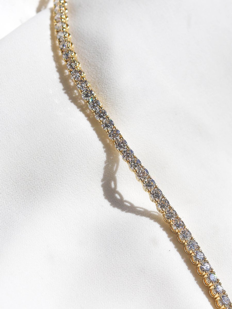 How much do you love a diamond tennis bracelet? Comment below!
We are huge fans. They are so timeless &amp; they sure do make you feel like a million bucks. 📷
#diamondbracelet #engagedsa #anniversary #heirloomjewelry #southafrica #pretoriajewellery